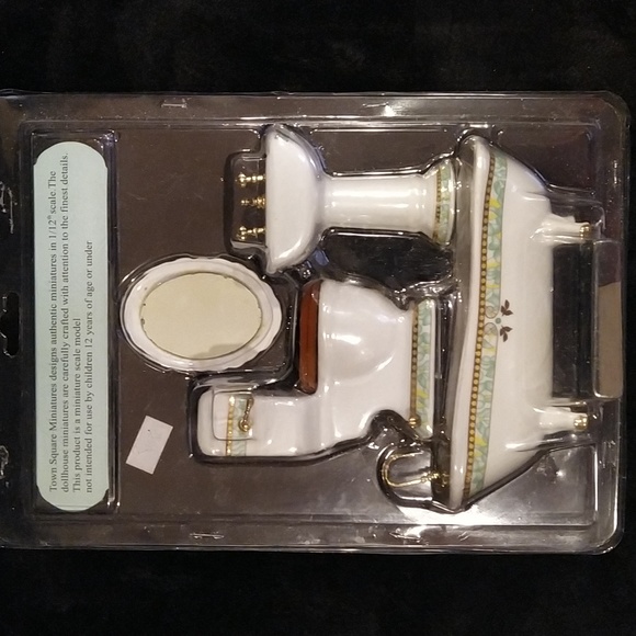Town Square Miniatures Porcelain Bathroom Set - Picture 5 of 5